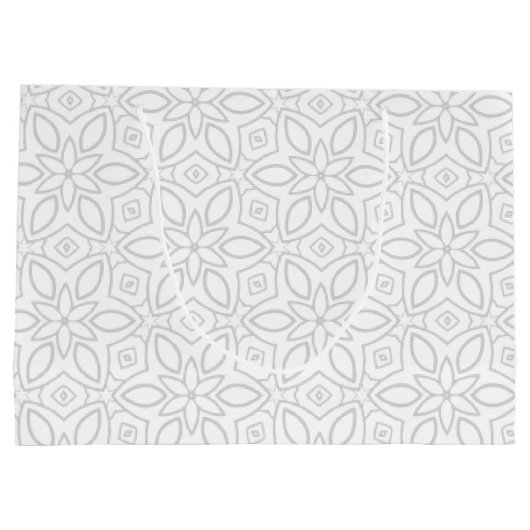 Schattig zilveren bloemmotief op een witte achterg groot cadeauzakje (Achterkant)