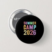 Schattig zomer kamp 2026 camping personeelsdirecte ronde button 5,7 cm (Voorkant /achterkant)