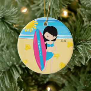 Schattig zwart haar surfer meisje gepersonaliseerd keramisch ornament