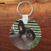 Schattig zwart konijn op groen gras sleutelhanger (Voorkant)