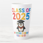 Schattige 2025 Penguin Afstuderen Latte Mok (Voorkant)