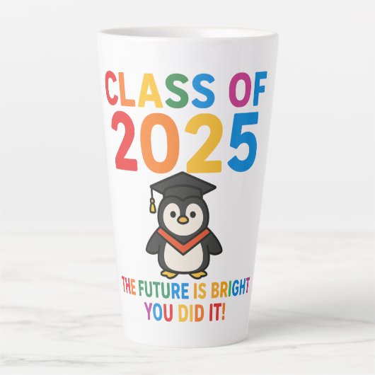Schattige 2025 Penguin Afstuderen Latte Mok (Voorkant)