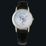 Schattige Aangepast Steenbok Astrologie Teken Horloge<br><div class="desc">Dit ,  gepersonaliseerde paarse en lavendel Capricorn horloge toont je astrologische teken van de Zodiac in een mooie glans zoals de constellaties. Pas dit schattige astrologiesymbool toe met jouw naam in mooi cursief script voor iemand met een late December of vroege verjaardag van Januari.</div>