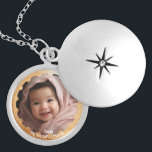 Schattige aangepaste dochterfotoportret locket ketting<br><div class="desc">Koester elk moment met onze aanpasbare Dochter Photo Portrait Locket Ketting van Zazzle! Houd uw geliefde dicht met deze elegante medaillon, aanpasbaar met een kostbare foto van uw dochter. Vervaardigd met zorg, is het een tijdloze aanbidding die ze zal aanbidden. Bestel vandaag nog uw exemplaar en draag uw dierbare herinneringen...</div>