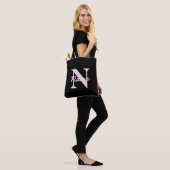 Schattige aanpasbare monogram | Lichtroze en zwart Tote Bag (Op model)