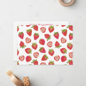 Schattige aardbeienpatroon gepersonaliseerd notitiekaartje (Voorkant / Achterkant in situ)