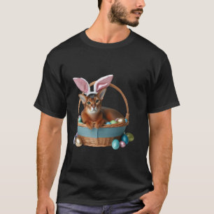 Schattige Abessijnse kat zoekt paaseieren met eige T-shirt