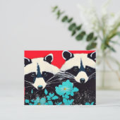 Schattige accoons met blauwe bloemen briefkaart (Staand voorkant)