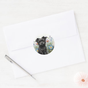 Schattige Affenpinscher-hond in een veld met wilde Ronde Sticker