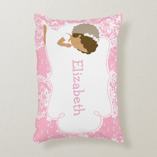 Schattige Afrikaans Amerikaans Meisje Bidden en Ge Accent Kussen (Voorkant(Verticaal))