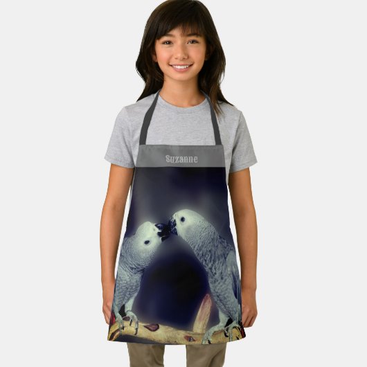 Schattige afrikaanse grijze papegaaien kussen gepe schort (Insitu)