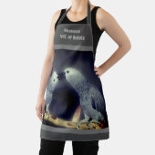 Schattige afrikaanse grijze papegaaien kussen gepe schort (Insitu)