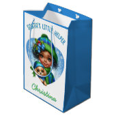 Schattige Afro-Amerikaans Meisje met Puppy Winter Medium Cadeauzakje (Achterkant Gekanteld)