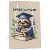 Schattige Afstuderen gefeliciteerd Sloth Medium Cadeauzakje (Voorkant)