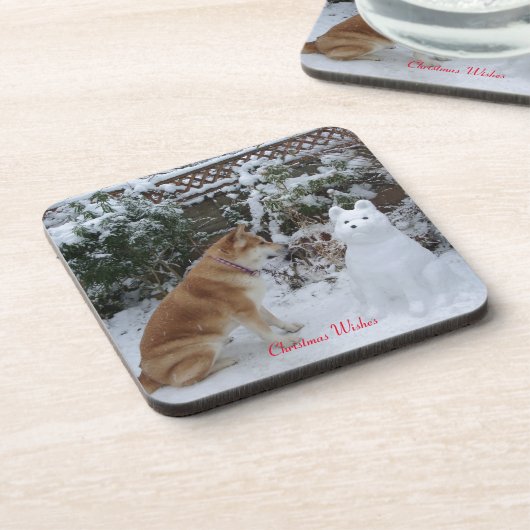 schattige akita die zit met sneeuwman in de sneeuw bier onderzetter (Linkerzijde)