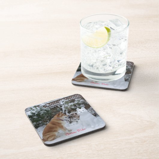 schattige akita die zit met sneeuwman in de sneeuw bier onderzetter (Rechterzijde)