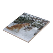 schattige akita die zit met sneeuwman in de sneeuw tegeltje (Zijkant)