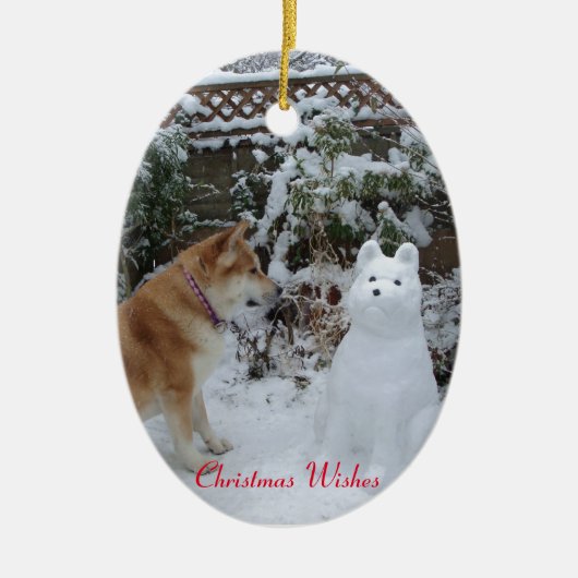 schattige akita die zit met sneeuwsneeuwhond keramisch ornament (Voorkant)