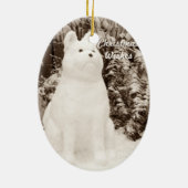 schattige akita die zit met sneeuwsneeuwhond keramisch ornament (Achterkant)