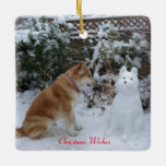 schattige akita die zit met sneeuwsneeuwhond keramisch ornament<br><div class="desc">De schattige akita-hondfoto op dit originele kerstboomornament is een japanse akita die in de dikke sneeuw van december zit te kijken naar een sneeuwkita. Het echte leven schattige akita kijkt naar de sneeuw akita en wil spelen. Ik denk dat ze wil dat de akita echt is en niet een akita...</div>
