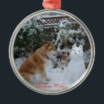 schattige akita die zit met sneeuwsneeuwhond metalen ornament<br><div class="desc">De schattige akita-hondfoto op dit originele kerstboomornament is een japanse akita die in de dikke sneeuw van december zit te kijken naar een sneeuwkita. Het echte leven schattige akita kijkt naar de sneeuw akita en wil spelen. Ik denk dat ze wil dat de akita echt is en niet een akita...</div>