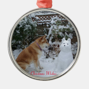 schattige akita die zit met sneeuwsneeuwhond metalen ornament