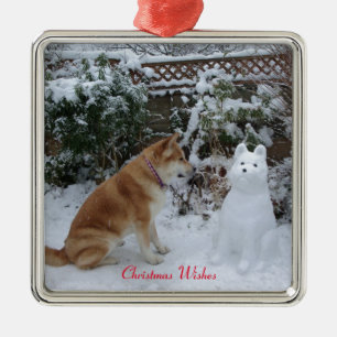 schattige akita die zit met sneeuwsneeuwhond metalen ornament