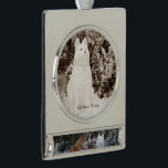 schattige akita die zit met sneeuwsneeuwhond verzilverd banner ornament<br><div class="desc">De schattige akita-hondfoto op deze originele kerstboomversiering is een japanse akita die in de dikke sneeuw van december zit te kijken naar een sneeuwkita. Het echte leven schattige akita kijkt naar de sneeuwkita en wil spelen. Ik denk dat ze wil dat de akita echt is en niet een akita gemaakt...</div>