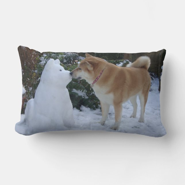 schattige akita hond die sneeuwman zoet op kerst kussen (Voorkant)