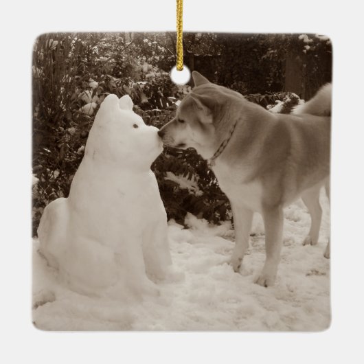 schattige akita kussen sneeuwman akita seizoensgeb keramisch ornament (Achterkant)