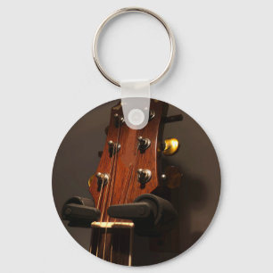Schattige akoestische gitaar sleutelhanger