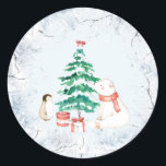 Schattige All-white Christmas Ronde Sticker<br><div class="desc">Stap in een winterwonderland met onze betoverende geheel witte kerstset. Gelegen tegen een ongerepte besneeuwde achtergrond, verzamelen een schattige pinguïn en polair beer zich door een twinkelende kerstboom versierd met cadeaus, waardoor het hartverwarmende karakter van het vakantieseizoen wordt vastgelegd. De delicate artistieke kunst, uitgedrukt door charmante illustraties, creëer's een serene...</div>