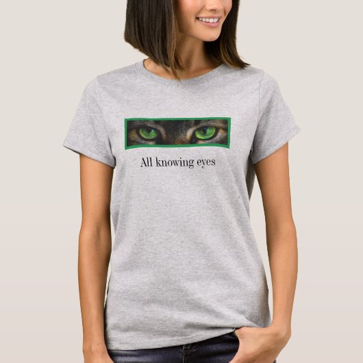 Schattige alwetende kat groene ogen t-shirt (Voorkant)