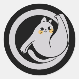 schattige atletische kat   energiek grijze kat   g ronde sticker