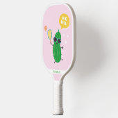 Schattige augurken spelen Pickleball Roze Paddle (Links)
