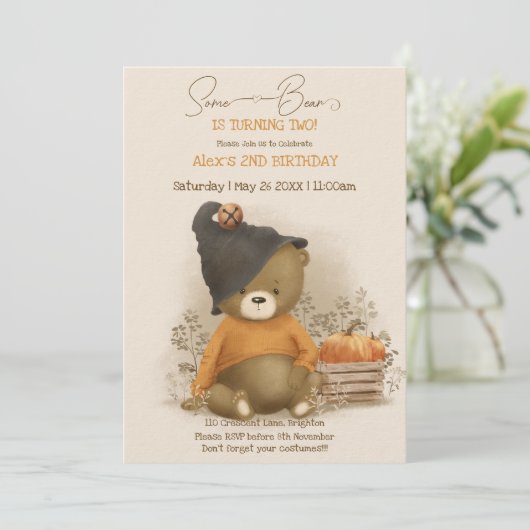 Schattige Baby Beer Halloween Verjaardag Kaart (Staand voorkant)