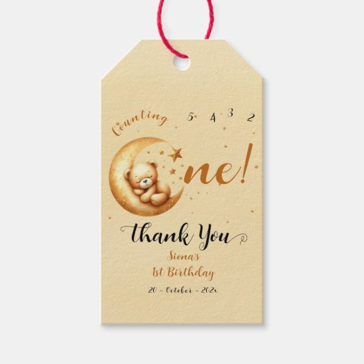 Schattige Baby Beer slaapt op de eerste verjaardag Cadeaulabel (Voorkant)