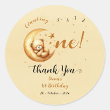 Schattige Baby Beer slaapt op de eerste verjaardag