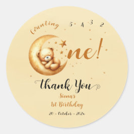 Schattige Baby Beer slaapt op de eerste verjaardag Ronde Sticker
