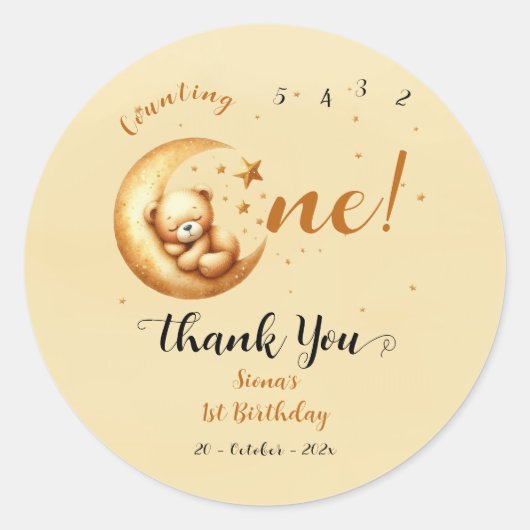 Schattige Baby Beer slaapt op de eerste verjaardag Ronde Sticker (Voorkant)