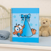 Schattige Baby Boy met Fopspeen in een Sling Planner