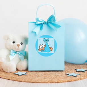 Schattige Baby Boy met Fopspeen in een Sling Ronde Sticker