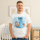 Schattige Baby Boy met Fopspeen in een Sling T-shirt
