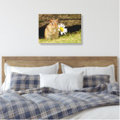 Schattige Baby Chipmunk met Daisy Wrapped Canvas Afdruk (Insitu (Slaapkamer))