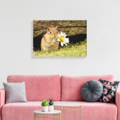 Schattige Baby Chipmunk met Daisy Wrapped Canvas Afdruk (Insitu (Woonkamer))