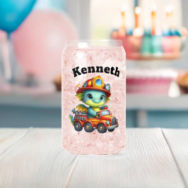 Schattige baby-draak rijdt in een rode brandweerwa blikvorm glas