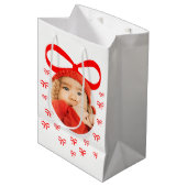 Schattige Baby eerste kerstfoto met rode bogen Medium Cadeauzakje (Voorkant Gekanteld)