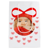 Schattige Baby eerste kerstfoto met rode bogen Medium Cadeauzakje (Achterkant)
