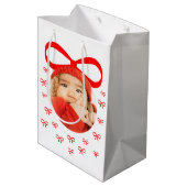 Schattige Baby eerste kerstfoto met rode bogen Medium Cadeauzakje (Achterkant Gekanteld)