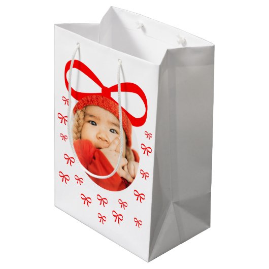 Schattige Baby eerste kerstfoto met rode bogen Medium Cadeauzakje (Achterkant Gekanteld)